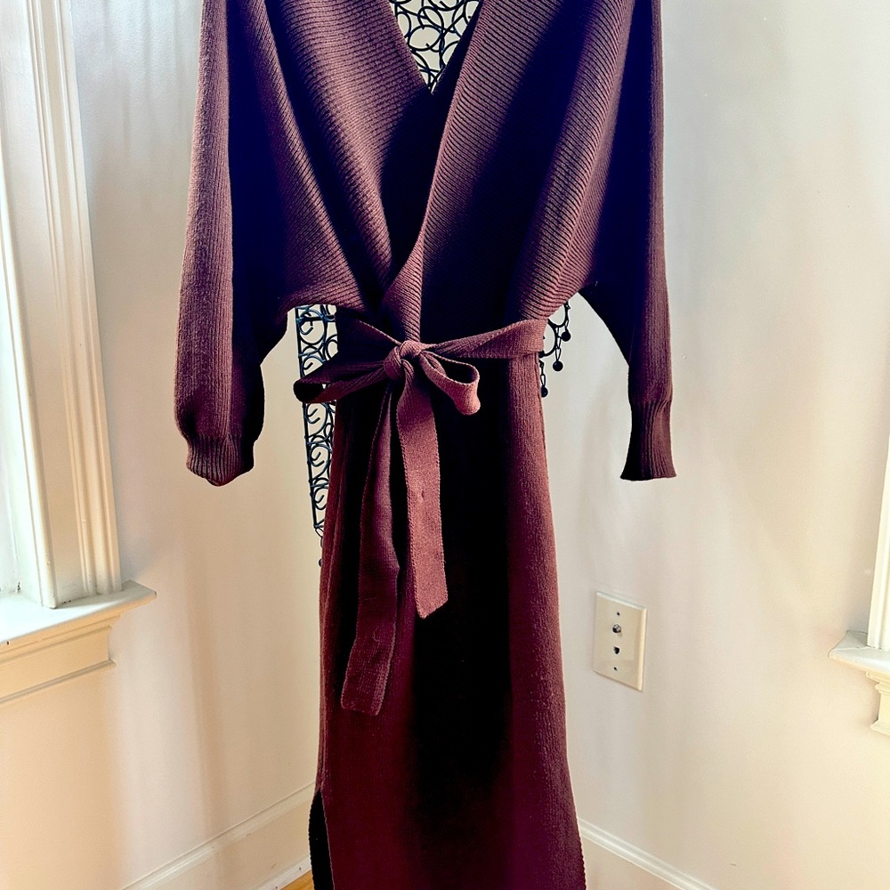 Size M, V neck/back knit brown dress